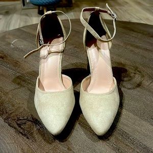 Chase + Chloe closed toe heels